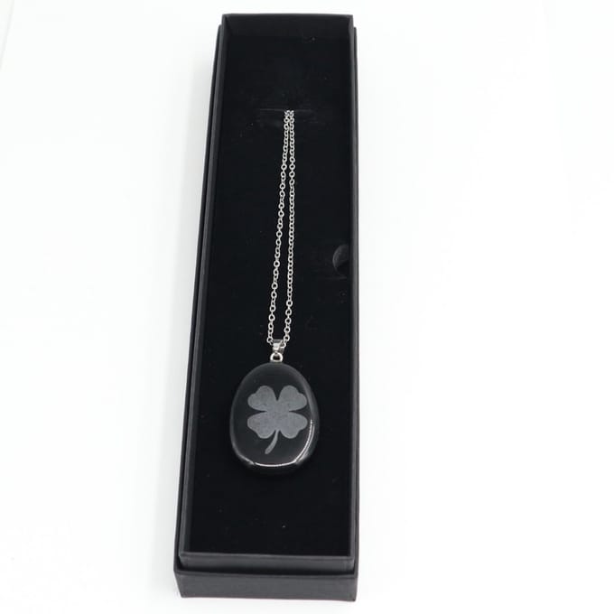 Talisman ketting Klavertje vier zwart