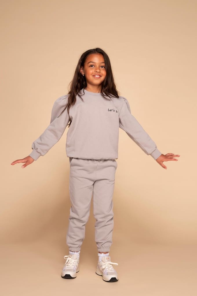 KIDS PUFF joggingset &C x REVIVE Light Grey. Maat 2-3Y