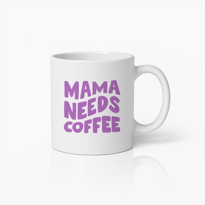 Witte “Mama Needs Coffee” Mok 330 ml – Grappige Mama Koffiemok – Leuk Cadeau voor Moeder