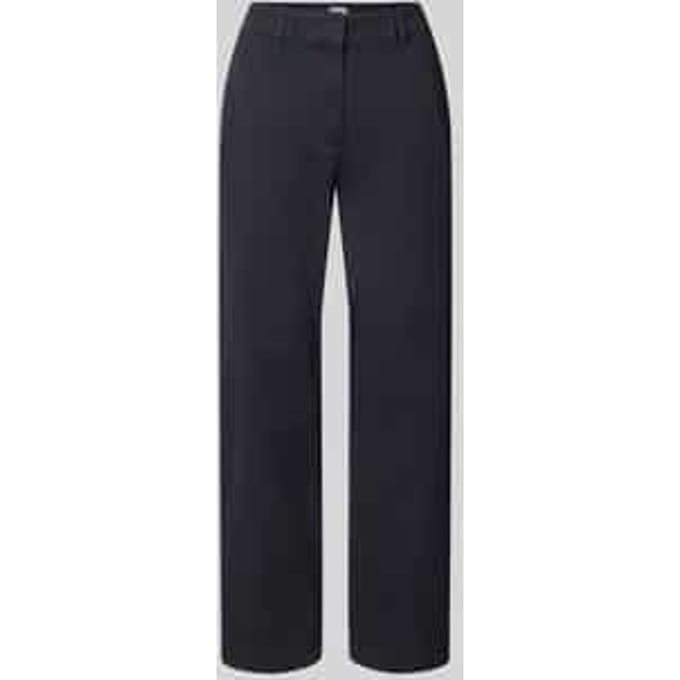 chino met paspelzak achter