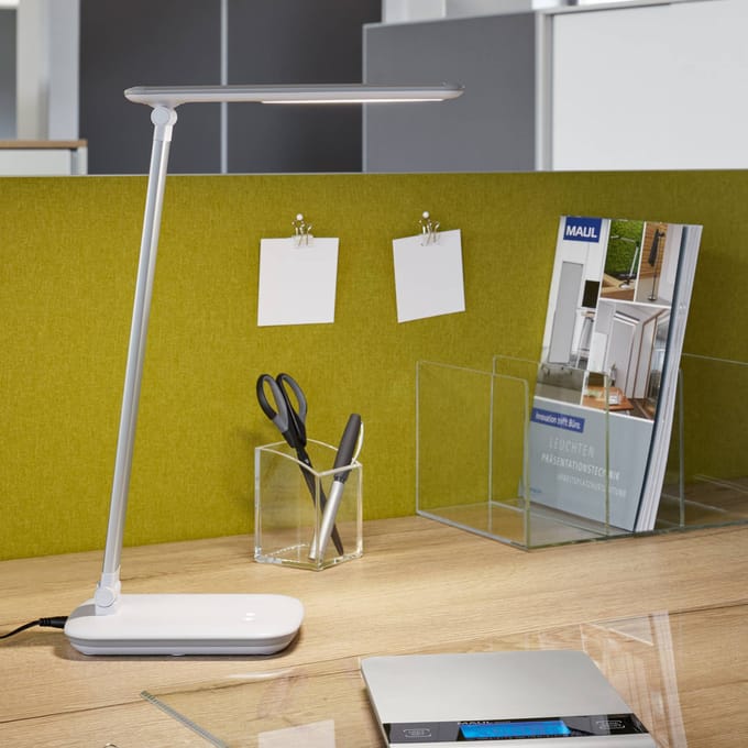 MAULjazzy Bureaulamp - LED - Wit - Dimbaar - Kantelbare Lampkop - Touchscreen - USB Oplaadpunt - Tafellamp