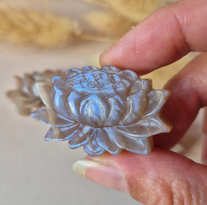 Maansteen Lotus – Edelsteen Carving met Flash (4cm)