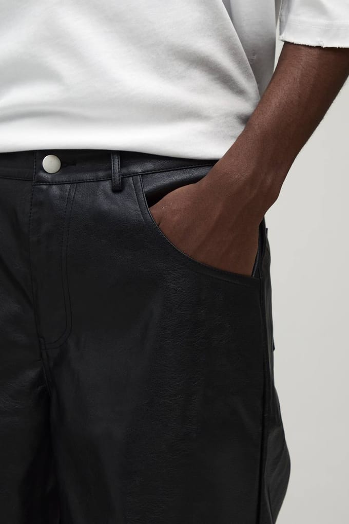 Ontspannen Pasvorm Gewassen Pu Lange Short | Black | Size 32