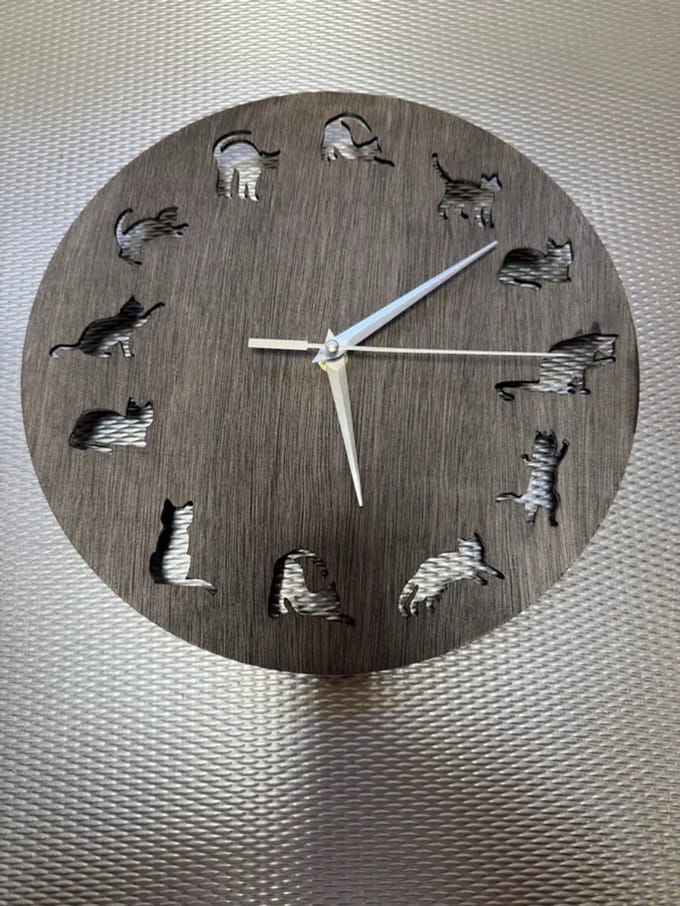 Klok zwart rond met katten