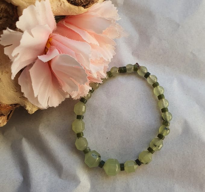 Handgemaakte edelsteen armband van Prehniet - kralen - elastische band