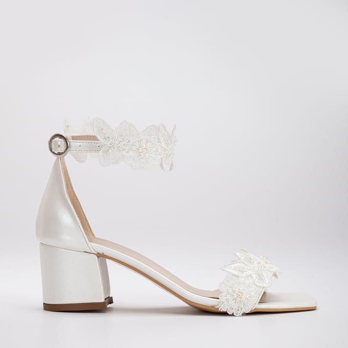 Dana Lace Bridal Laag Hak Sandalen