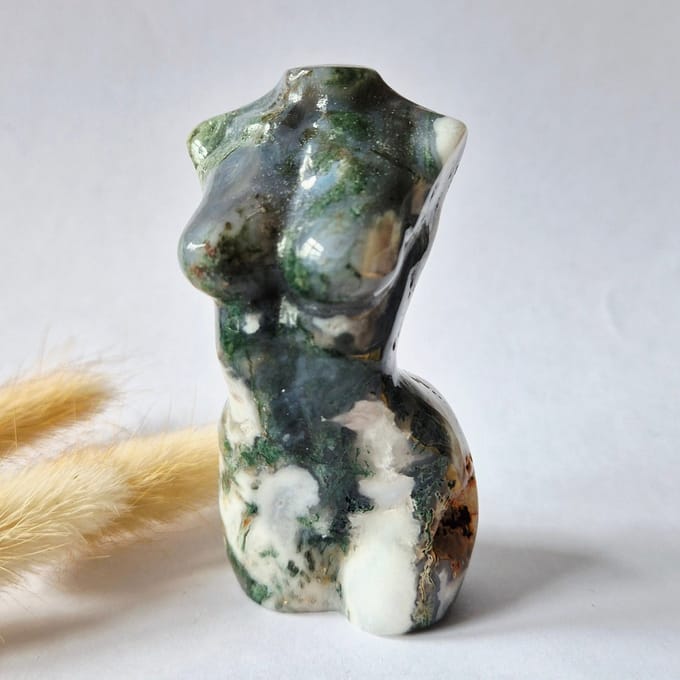 Mosagaat vrouwenbeeldje 8 cm (#39) – handgeslepen edelsteen carving