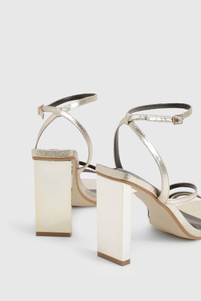 boohoo Dames Getextureerde bandjes statement blokhakken | Gold | Maat: 8