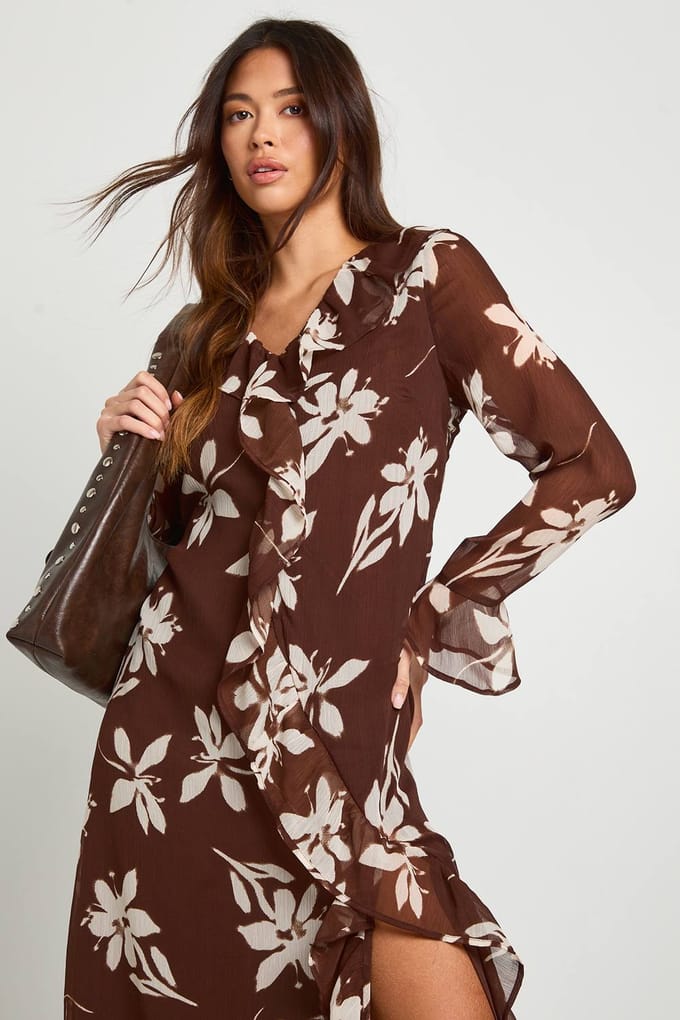 boohoo Dames Bloemen Chiffon Midaxi Gerafelde Jurk | Chocoladebruin | Maat: 36