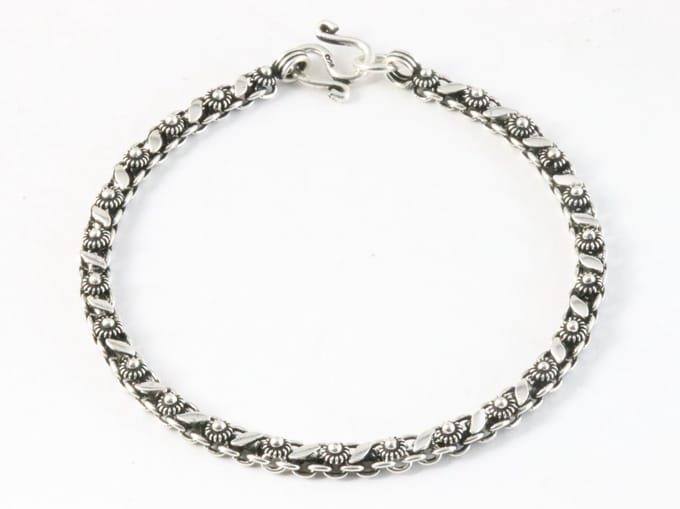 Fijne bewerkte zilveren schakelarmband - lengte 18 cm.
