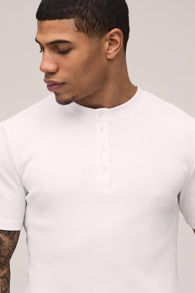 Muscle Fit Geribbeld Henley Hals Korte Mouw T-Shirt | White | Size Medium