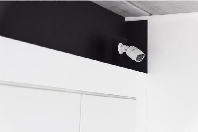 Nep Camera - Dummy Beveiliging - Woning Beveiligen - Met Knipperend LED - 18 x 9.5 x 13 cm - Wit