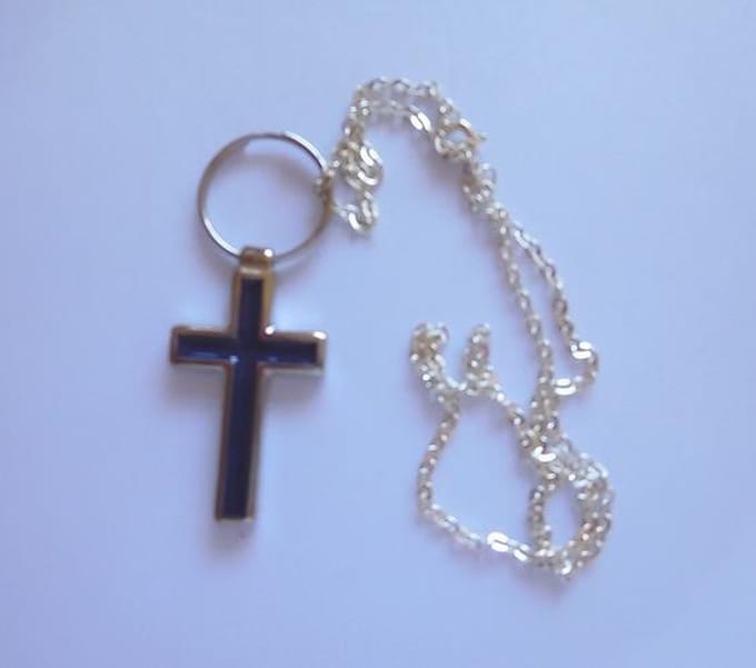 Metalen kruisje met ketting