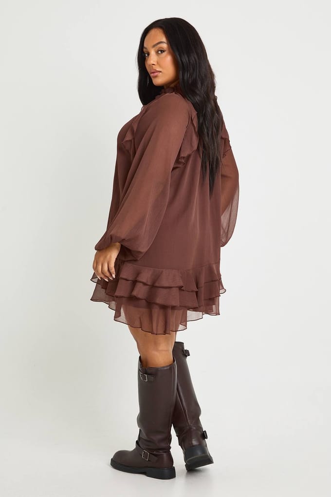 boohoo Dames Plus Chiffon Volant Smockjurk | Chocolate | Maat: 16