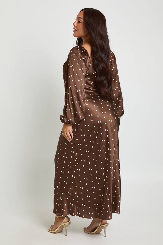 boohoo Dames Plus Polka Dot Volume Mouw Satijn Midaxi Jurk | Chocoladebruin | Maat: 48