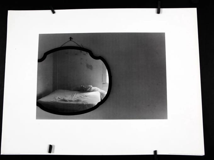 Poster - Bed in Mirror, Rhode Island - Eva Rubinstein - Zwart/Wit - Jaren 80 - 45x61 cm