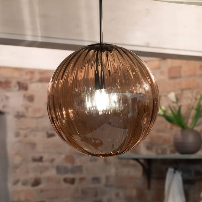 Markslöjd Hanglamp Fengari, stekker, barnsteen, glas, Ø 35 cm