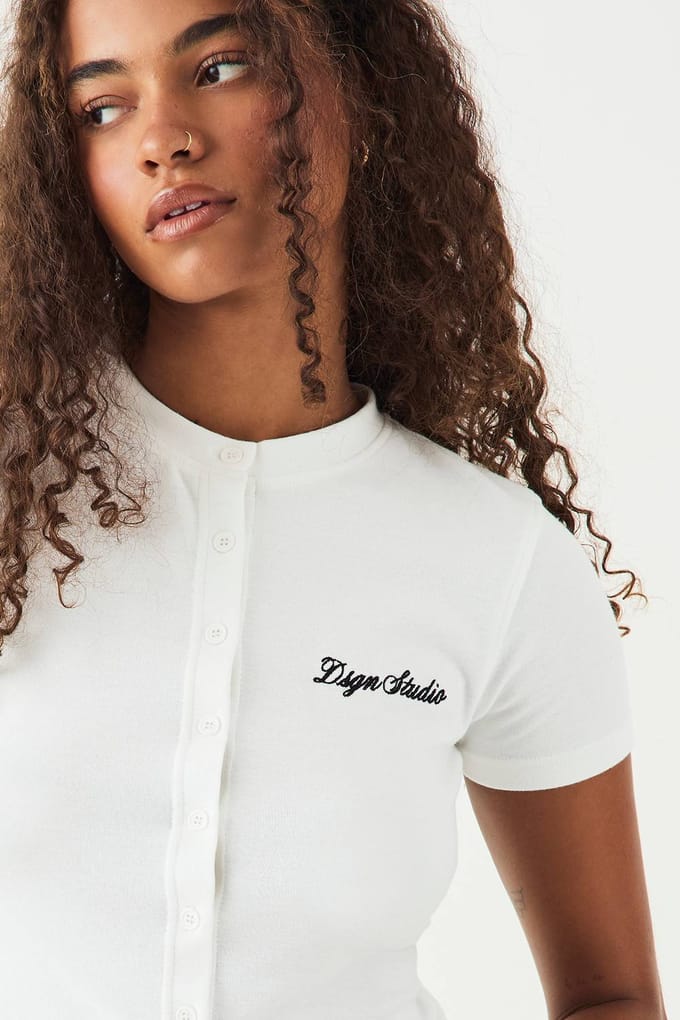 Dames DSGN Studio Script Borduurwerk Geribbelde Doorknoop Top Met Korte Mouwen | White | Maat: 2XL