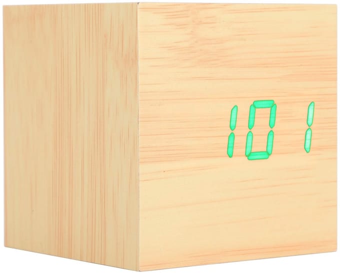 Allecto - Houtnerf Digitale Wekker - LED Wekker - Spraakgestuurd - Groen - USB Aansluiting - Nachtkastje - Creatief Design