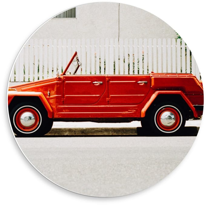 KuijsFotoprint - Schilderij - Rode Auto In Straat - Wit En Rood - 50 X 50 Cm