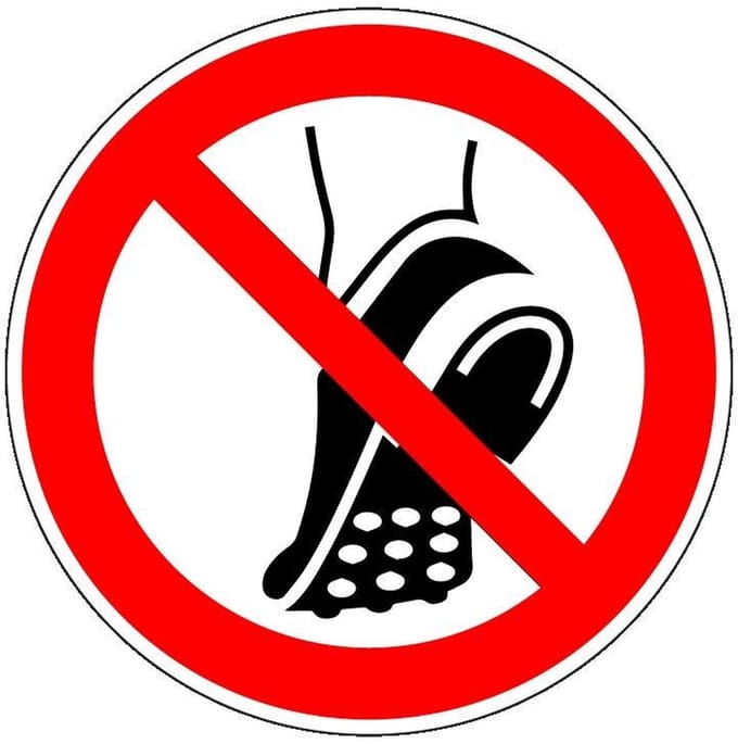 Schoeisel met metalen noppen verboden sticker - ISO 7010 - P035 200 mm