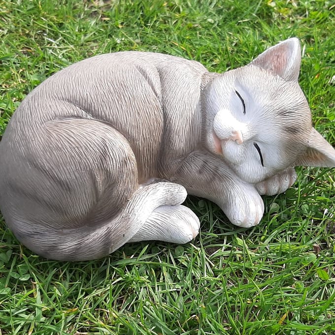 Beeldje grijze kat, slapend. 20 cm lang. Poes - kat - kater - kitten
