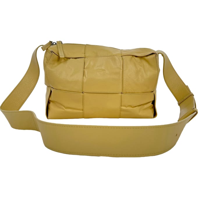 Bottega Veneta Medium Arco cameratas in geel kalfsleer