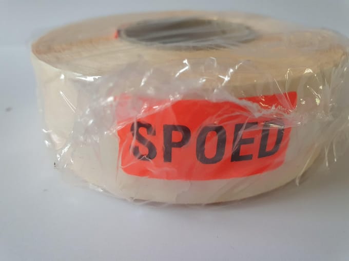 Sticker met "Spoed" erop - Formaat: 40 x 20 mm - Materiaal: rood radiant