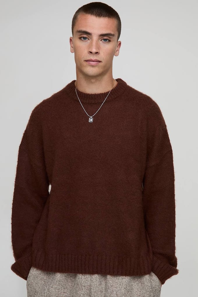 Boxy pasvorm geborstelde verlengde nek gebreide trui | Chocolate | Size Medium