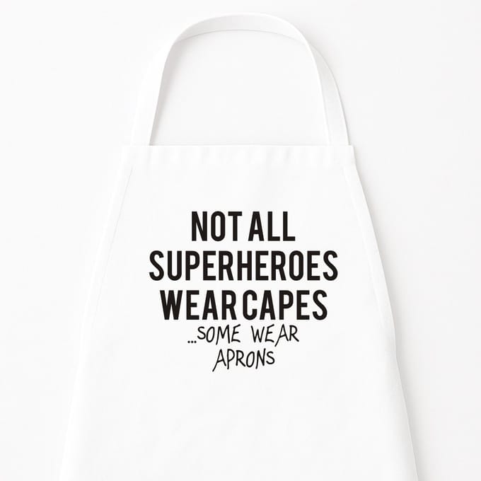 Go Mama - Keukenschort “Not all superheroes wear capes, some wear aprons” – Grappig kookschort – One Size – Verstelbaar – Wit – Vaderdag cadeau / cadeau voor hem