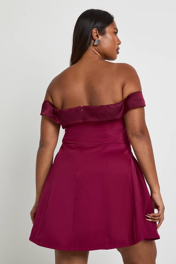 boohoo Dames Plus Satijn Contrast Skater Jurk | Pruim | Maat: 48