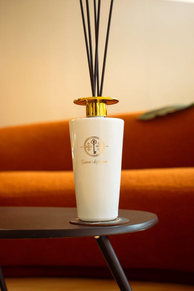 Essenza d'Oro - Essence d'Aurum - Luxe geurstokjes diffuser 500 ml - Geur rozen - Fleur de Désire - Essenza d'Oro - Essence d'Aurum - glazen diffuser - interieurparfum - langdurige geurverspreiding - tot 6 maanden