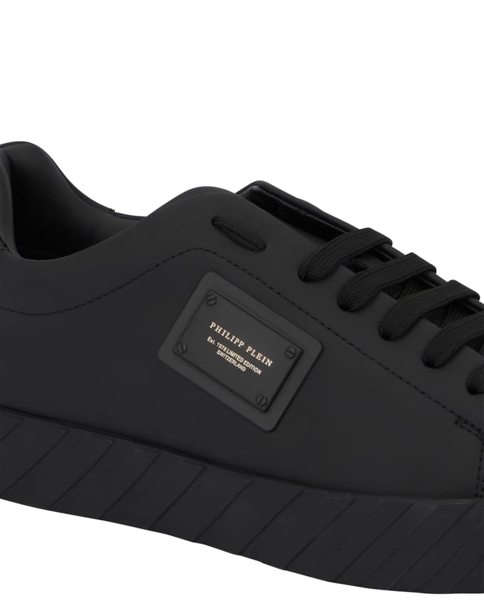 Lo-Top Sneakers Placca