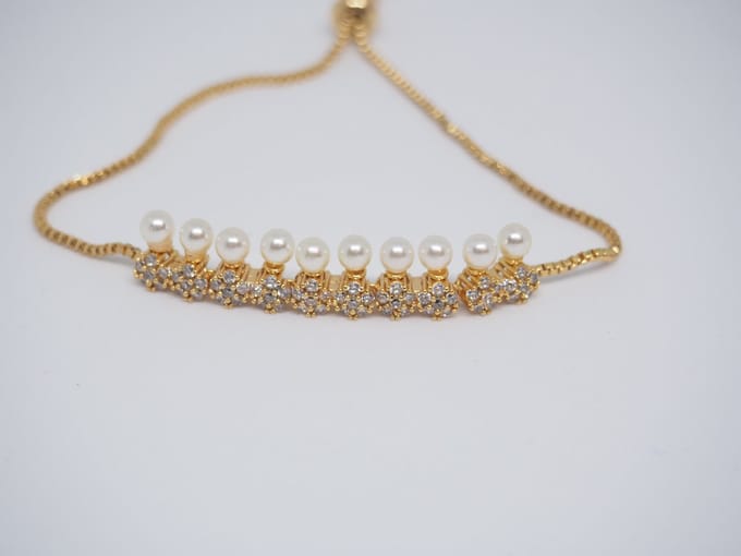Parel look a like armband met steentjes | goud gekleurd