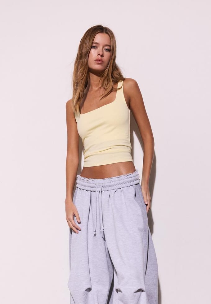 Stradivarius T-shirt met brede bandjes  Pastelgeel M