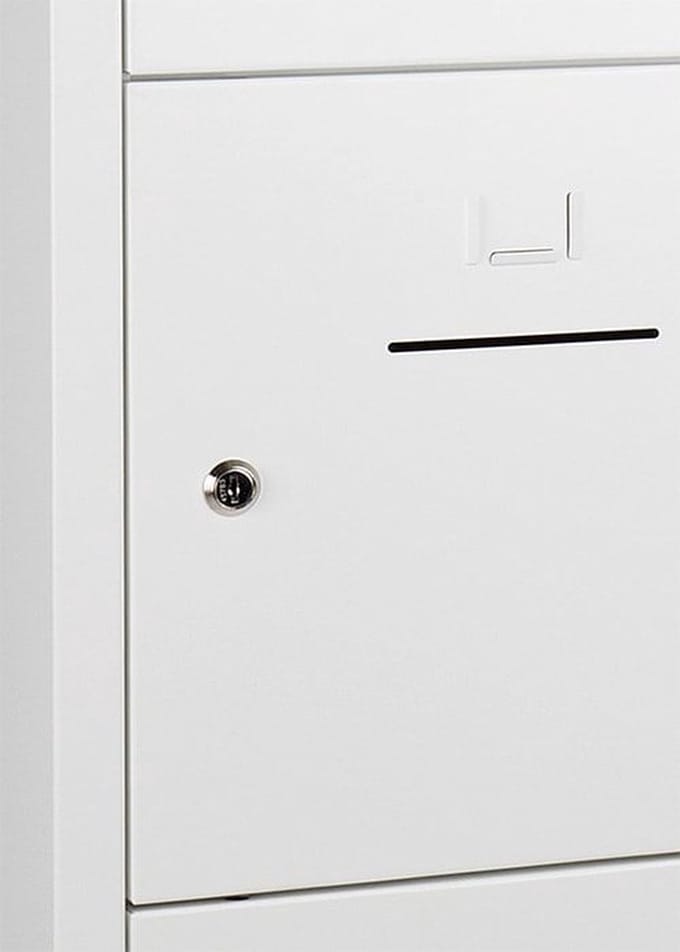 Lockerkast SHC met 15 deuren voorzien van brievensleuf in wit met hangoogsluiting (excl. hangslot)