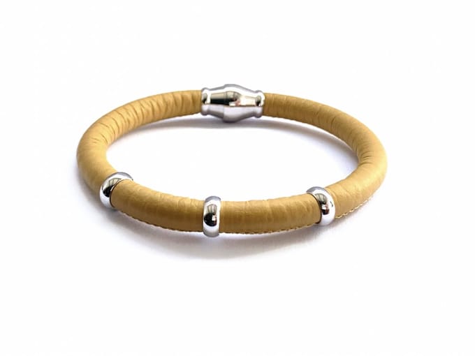 NIEUW! Jolla - dames armband zilver - leer - magneetsluiting - bedels - Single Silver - Geel