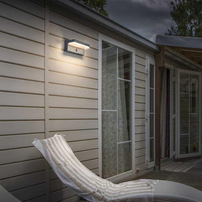 OSRAM Endura Style SOLAR LED-wandlamp Robust, 2.5W, 3000K warmwit, 180 lm, USB, PIR-sensor, 1 maand