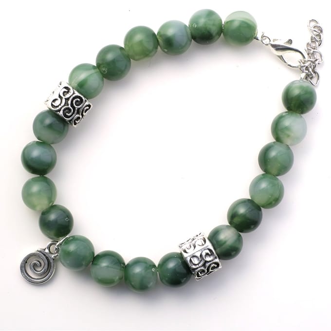 Groene armband met spiraalbedeltje