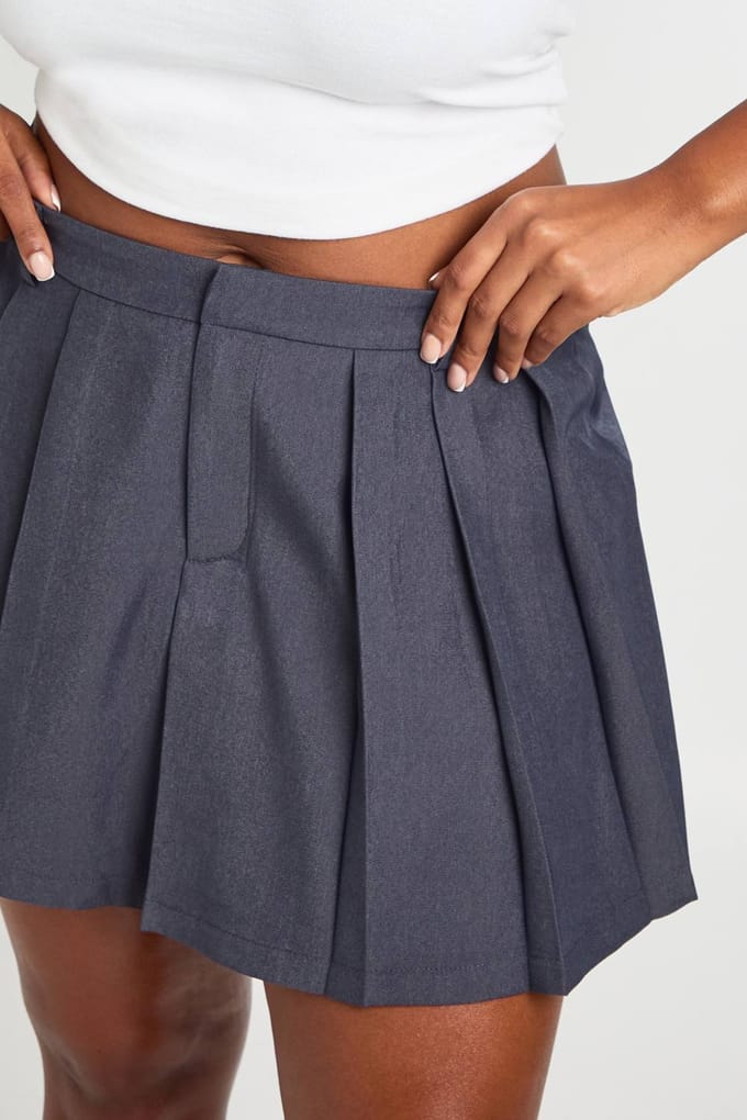 boohoo Dames Skort met plus-plooi aan de voorkant | Charcoal | Maat: 22