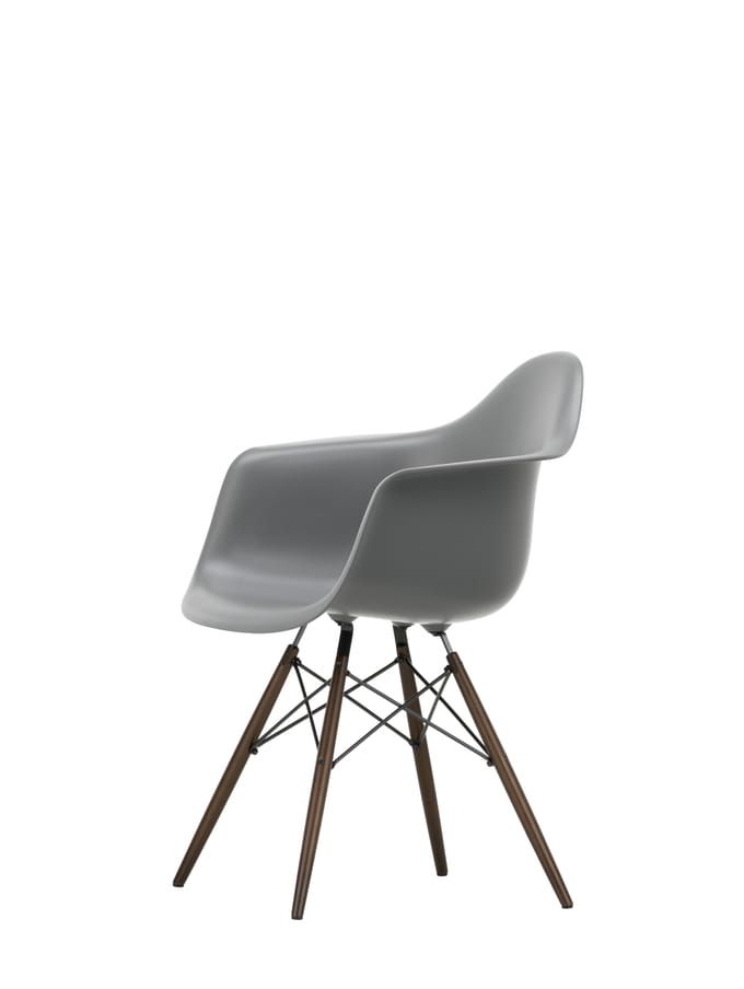 Vitra DAW Eames Plastic Armchair - granietgrijs RE - donkere esdoorn