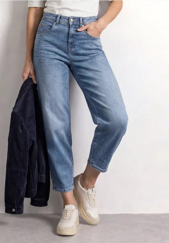 High Waist Barrel Leg jeans in Loose Fit