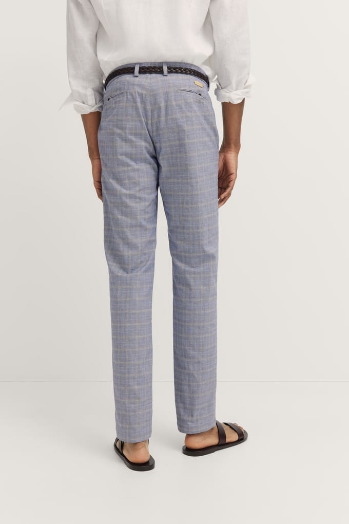 Bugatti Herren Een chino met een nauwsluitende pasvorm
