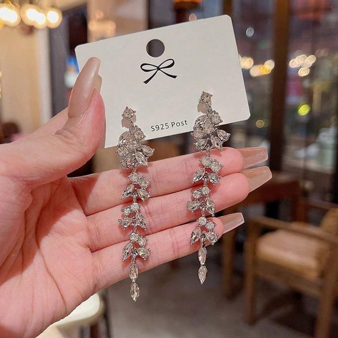 1 Paire d'Boucles d'Oreilles Strass de Luxe Discret, Boucles d'Oreilles Dynamiques à Long Pompon, Polyvalentes Pour les Rendez-vous et le Trajet Quotidien gray