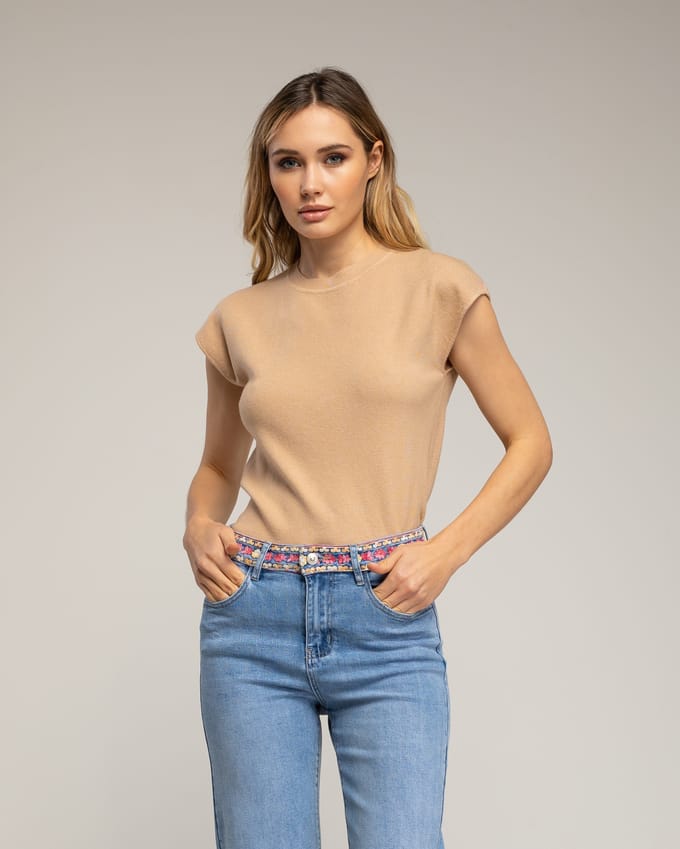 Mouwloze effen gebreide top met een ronde hals.