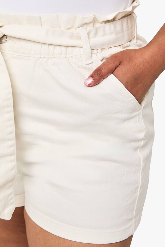 boohoo Dames Plus denim short met paperbag taille | Ecru | Maat: 54