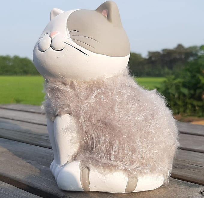 Kat Beeldje met Fluffy Vacht – Wit Grijs – Aardewerk – Decoratief Kattenbeeld – 16 cm