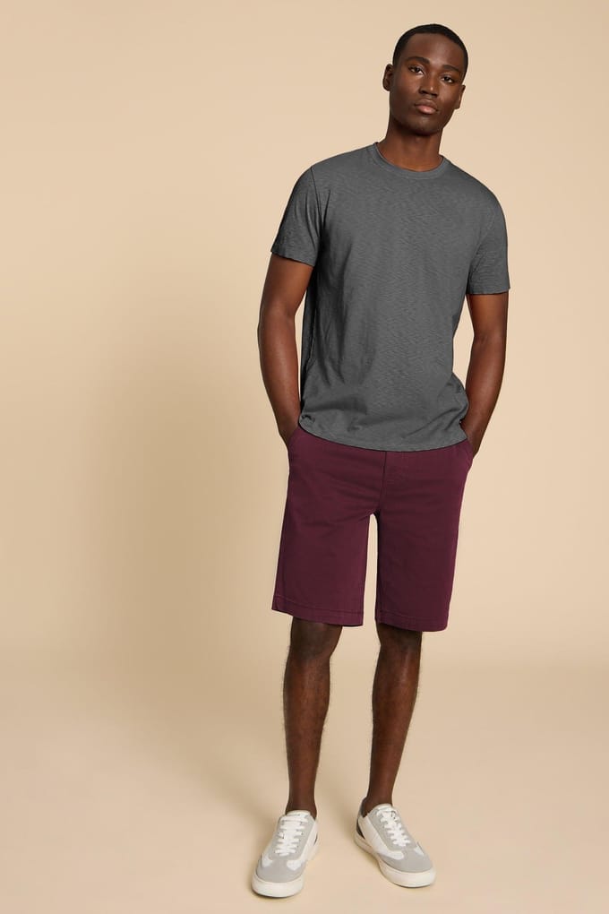 White Stuff Sutton Organic Chino Short Dark Plum Größe: W40 REGULAR | Kurze Sporthosen Outlet | Herren | Magenta
