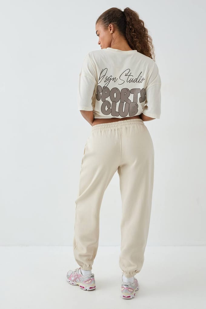 Dames DSGN Studio Sports Bubble Slogan Geboorde Oversized Jogger | Stone | Maat: Small