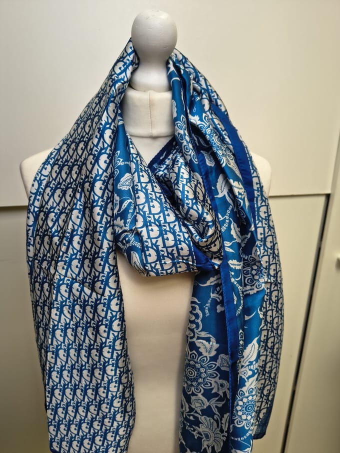 Lange dames sjaal Vilde-fantasiemotief-blauw wit